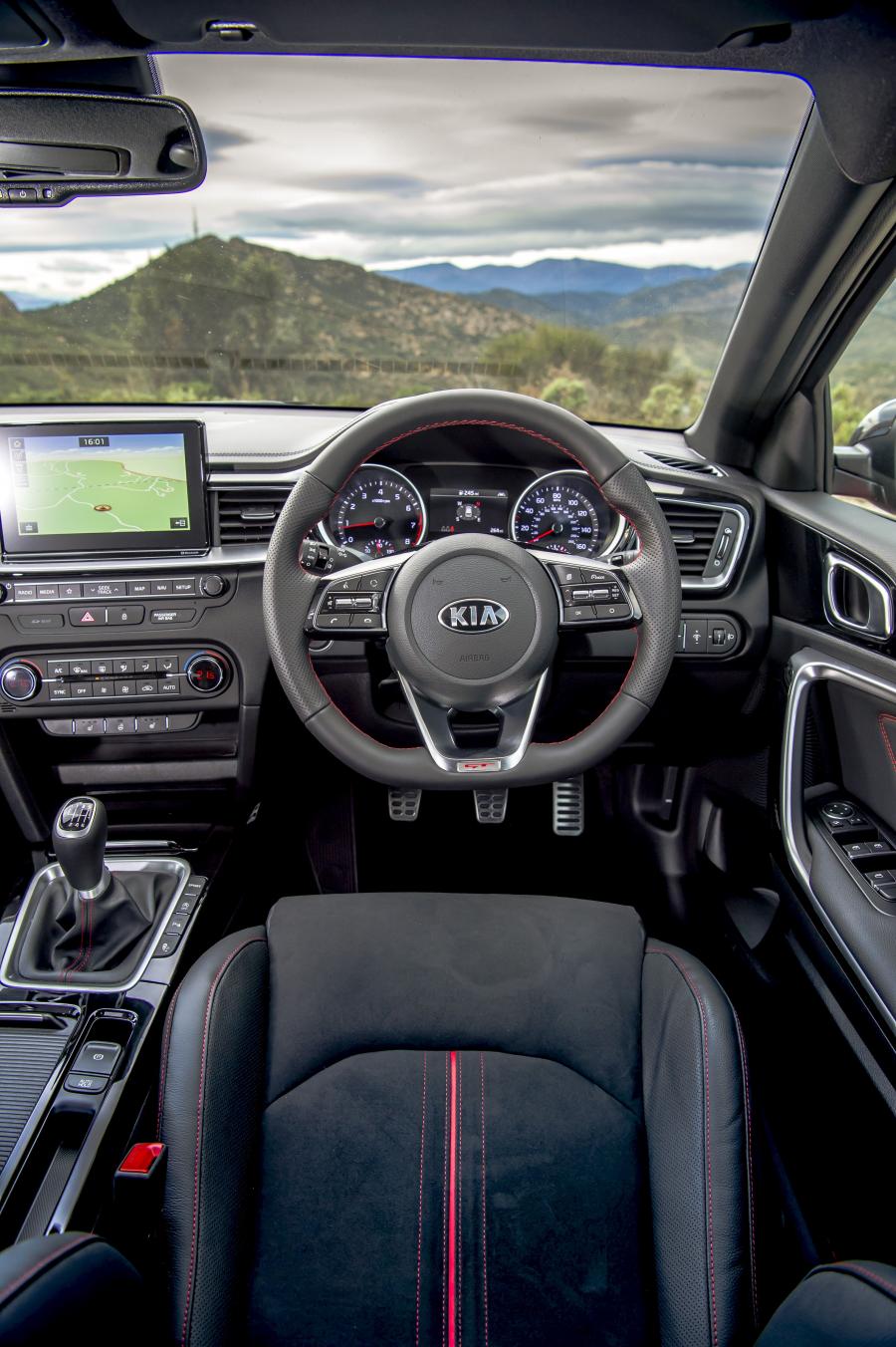 Торпедо Kia Ceed GT 2019 года  (UK) (фото 16 из 43)